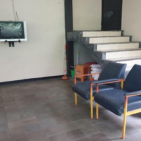 Oyo Life 2090 Ratna Backpacker Syariah Hotel Probolinggo Ngoại thất bức ảnh