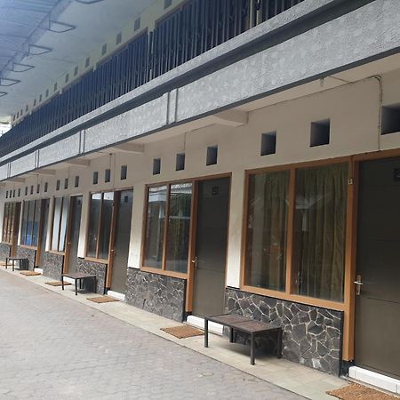 Oyo Life 2090 Ratna Backpacker Syariah Hotel Probolinggo Ngoại thất bức ảnh