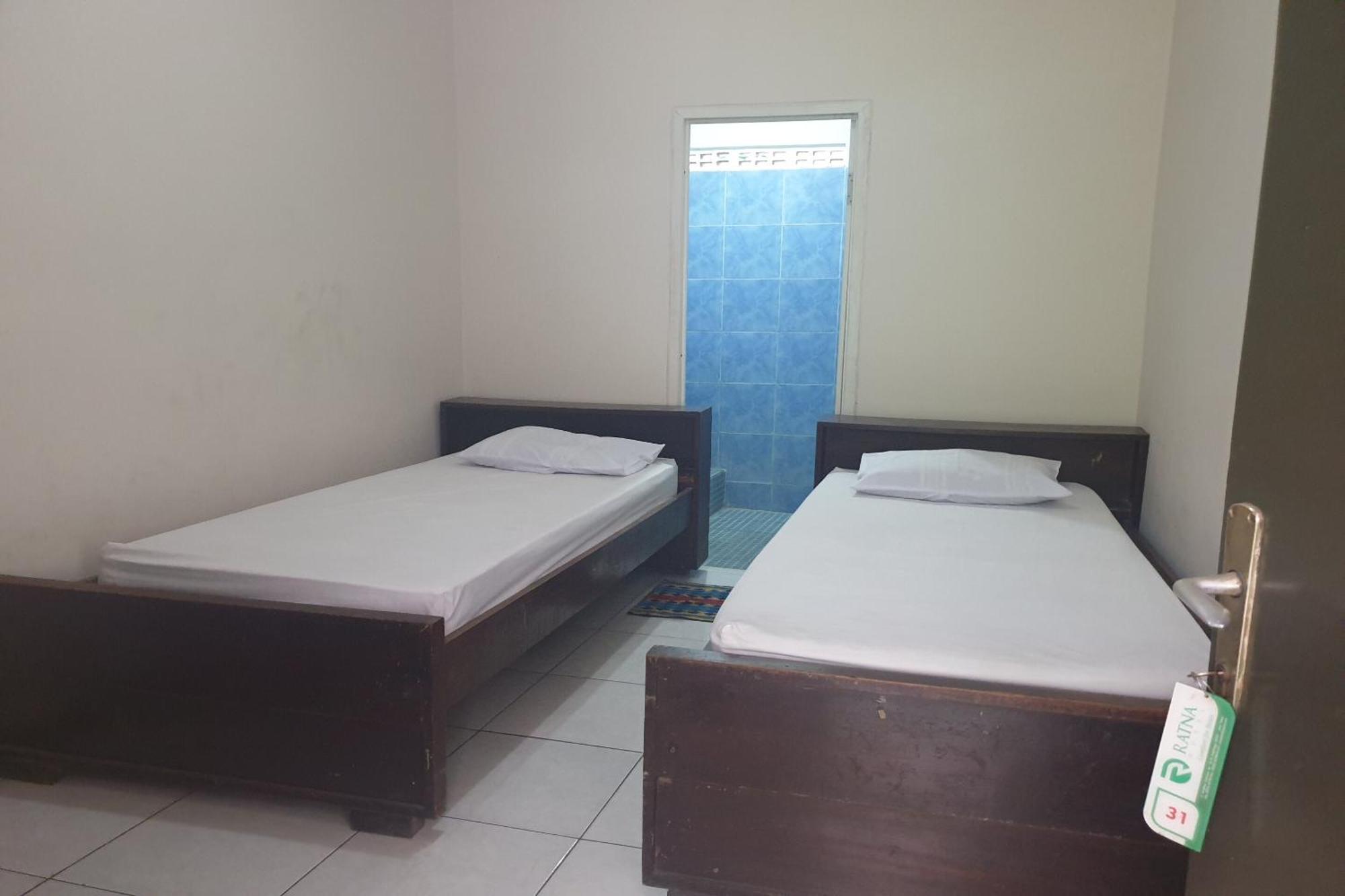 Oyo Life 2090 Ratna Backpacker Syariah Hotel Probolinggo Ngoại thất bức ảnh