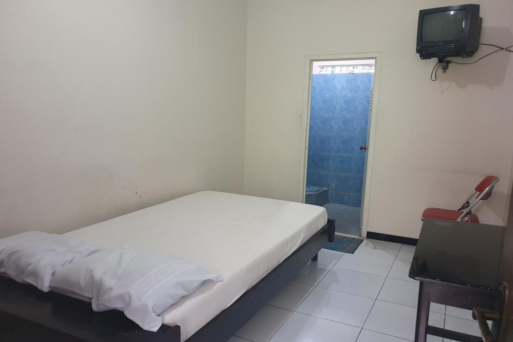 Oyo Life 2090 Ratna Backpacker Syariah Hotel Probolinggo Ngoại thất bức ảnh