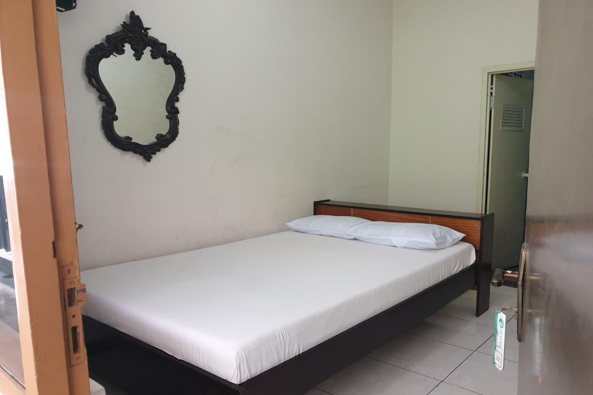 Oyo Life 2090 Ratna Backpacker Syariah Hotel Probolinggo Ngoại thất bức ảnh