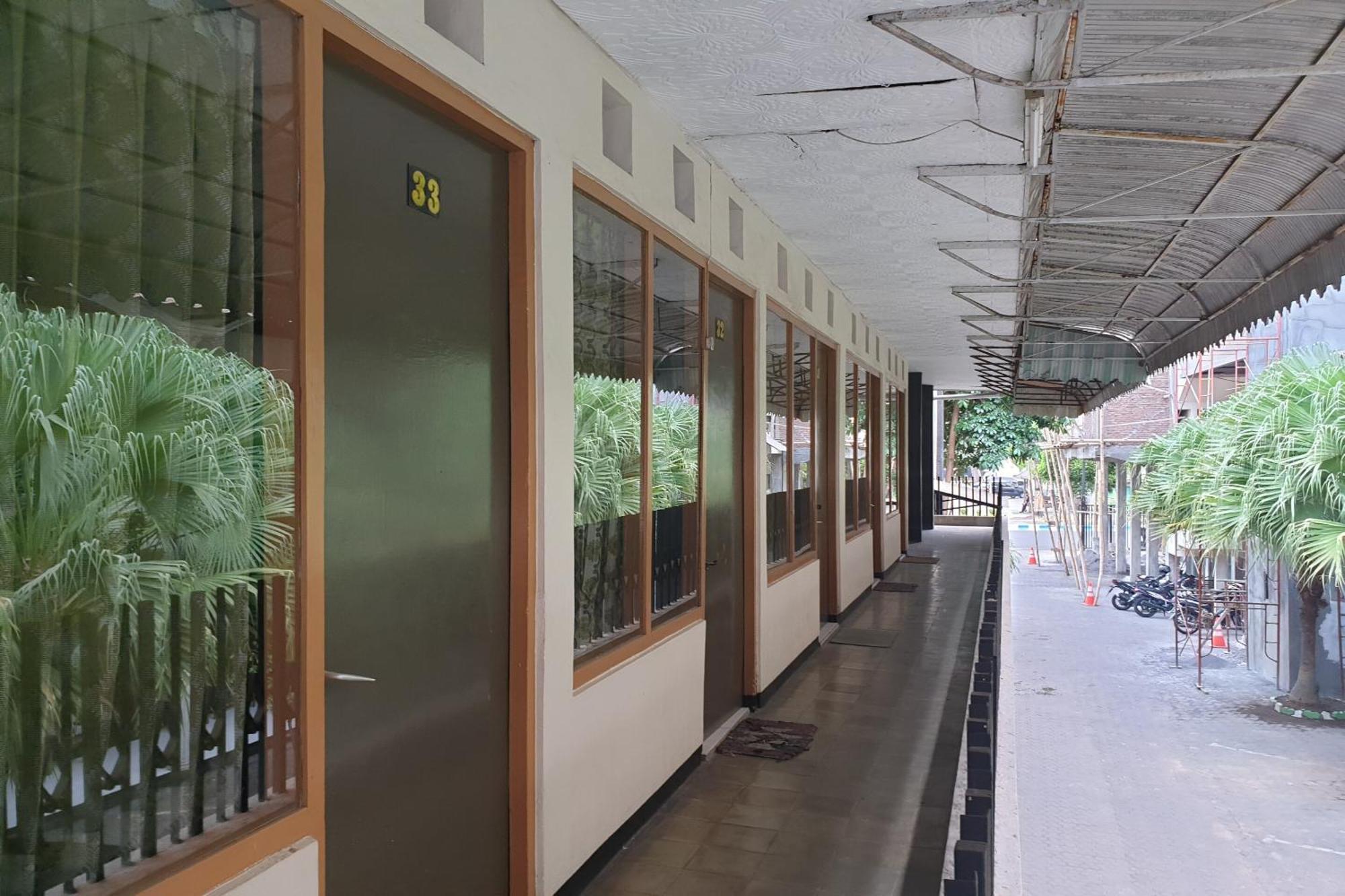 Oyo Life 2090 Ratna Backpacker Syariah Hotel Probolinggo Ngoại thất bức ảnh