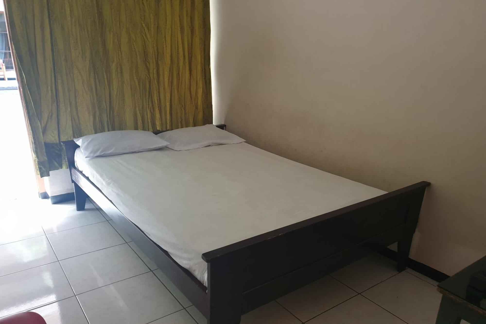 Oyo Life 2090 Ratna Backpacker Syariah Hotel Probolinggo Ngoại thất bức ảnh